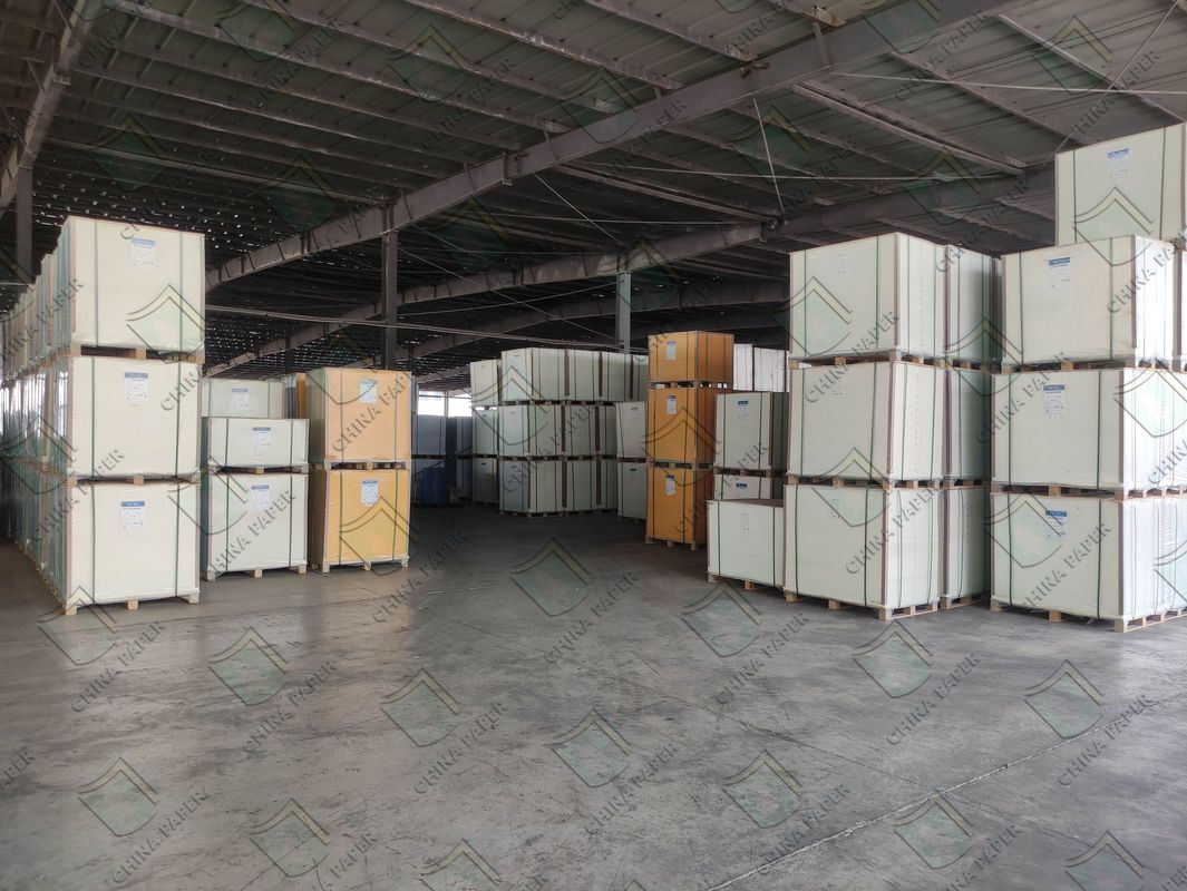 Top Quality Printing 54GSM 60GSM 70GSM Light Weight Coated Paper / Lwc Paper In Roll And Sheet