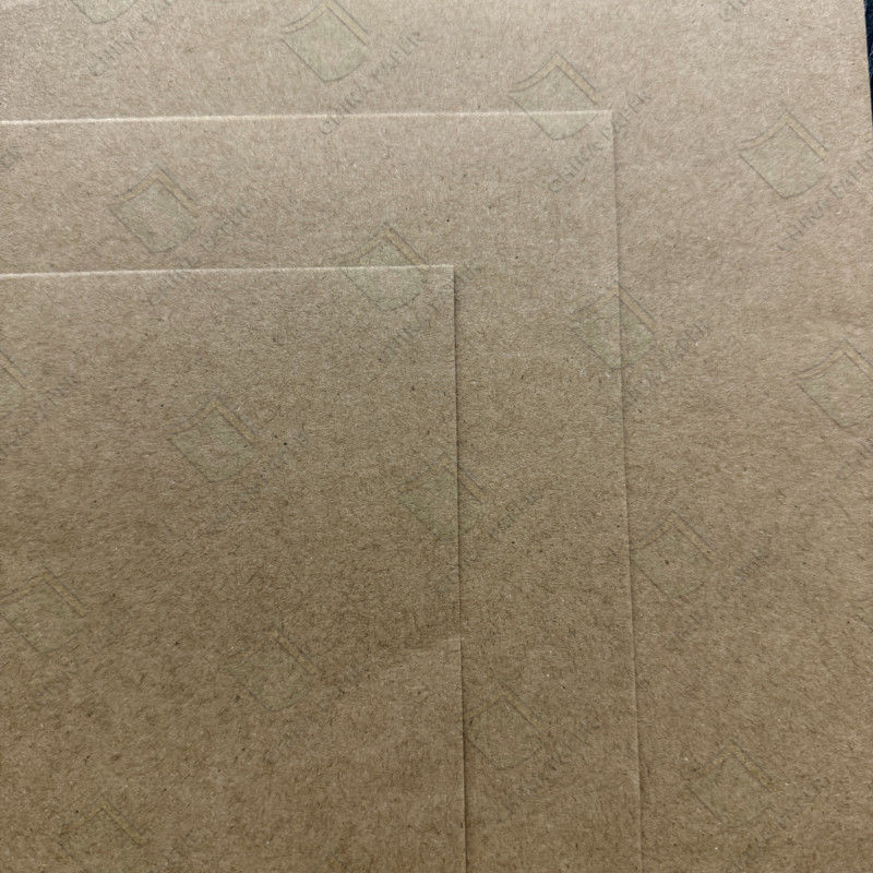 150 g, 190 g en 195 g kraftpapier voor verschillende soorten papieren zakken, verkrijgbaar in rollen of bladen, met een hoge vouwvastheid.