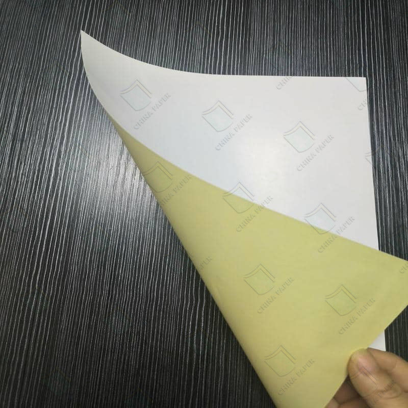 150-250 g geel / wit vrijlatingspapier gedrukte zelfklevende etiketten rol voor verzending detailhandel verpakkingsetiketten