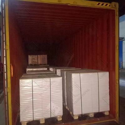 マットおよび光沢仕上げのコートボード、210gから400gの重量